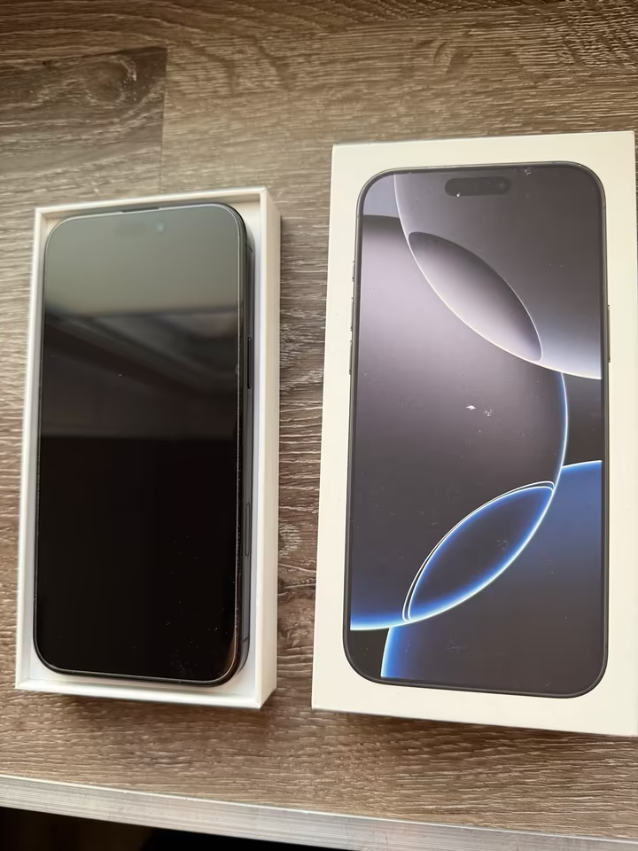 iPhone 16 Pro 128 GB černý titán + ochranný kryt a sklo