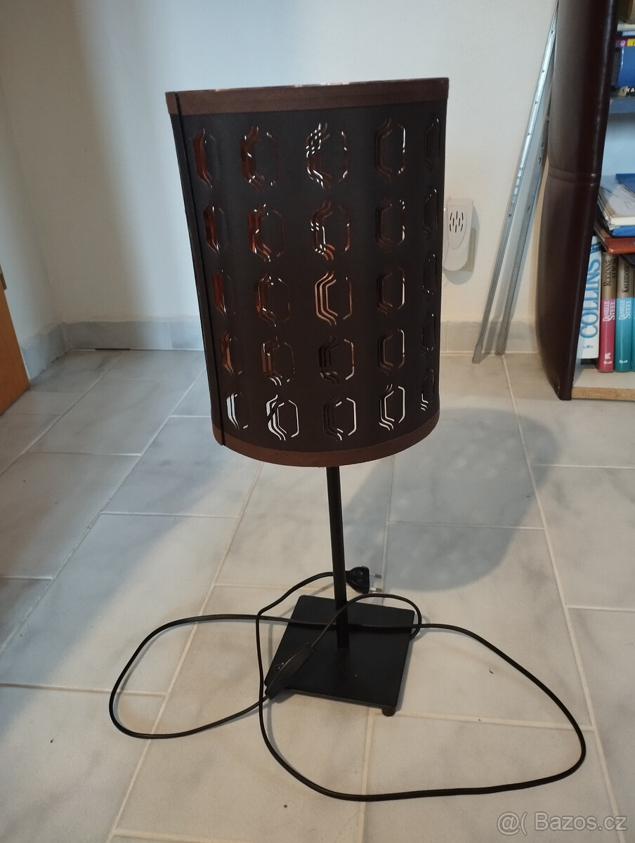 Stolní černá lampa