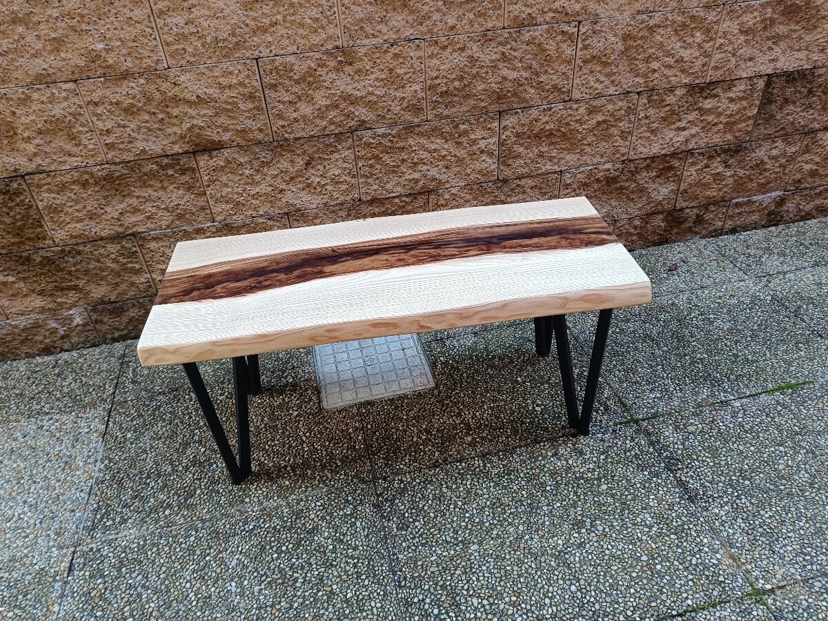 Dřevěný stolek s pryskyřicí, ručně vyráběný