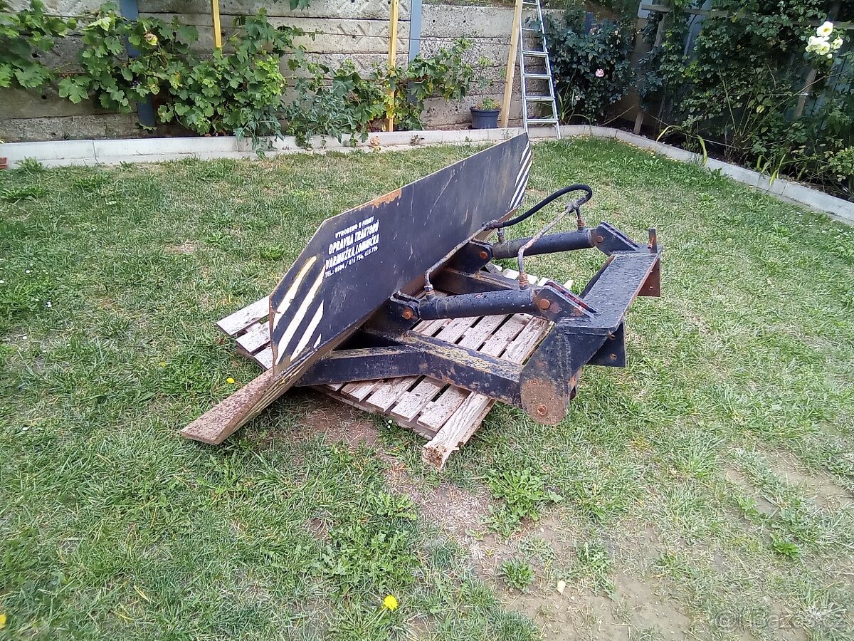 Přední radlice na traktor