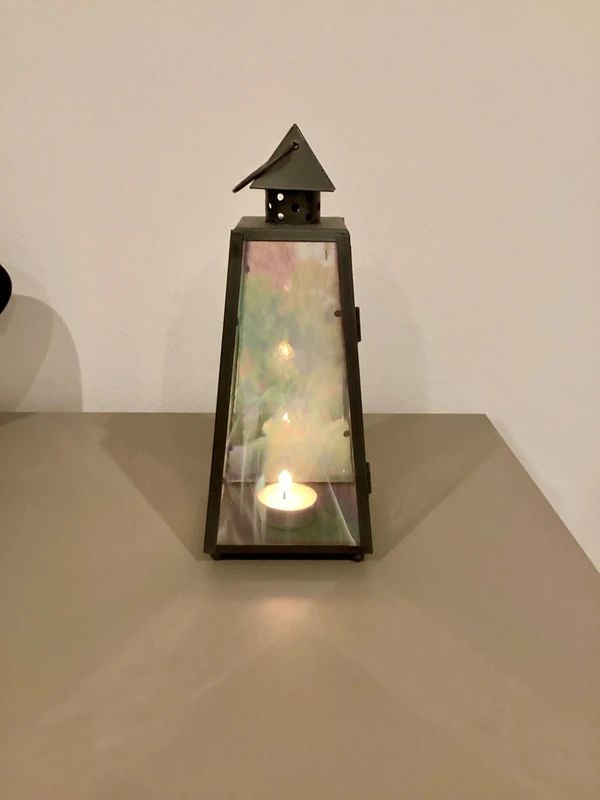 Kovová lucerna s vitrážovým sklem