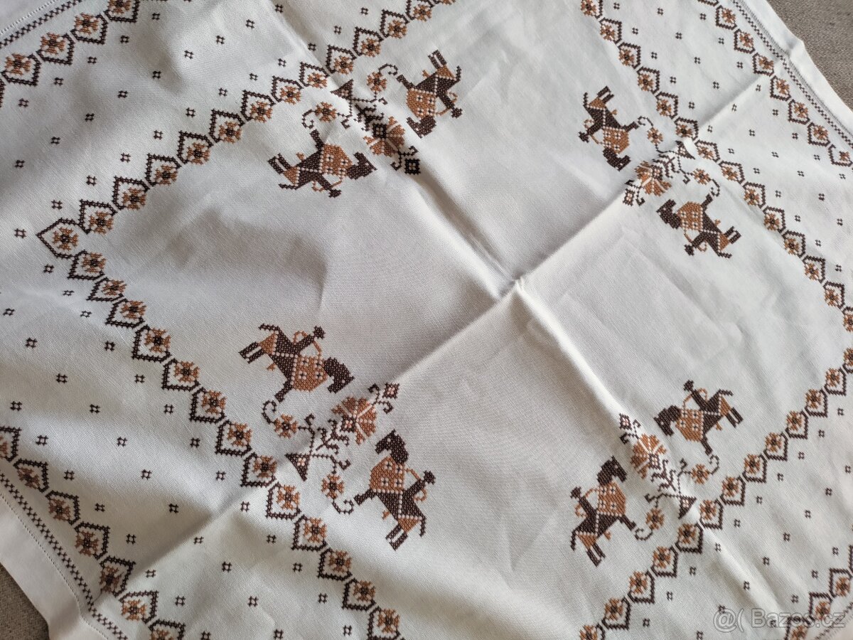 Vyšívaný ubrus s koníky