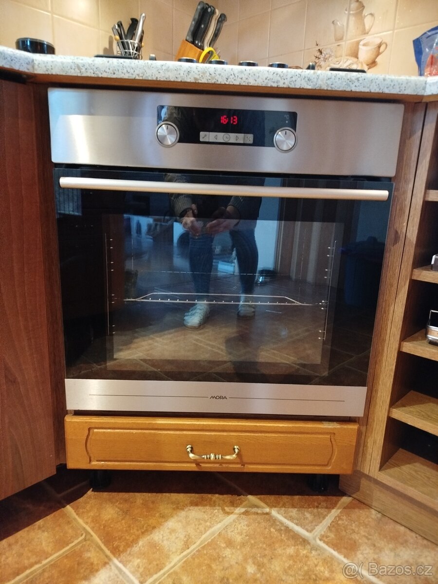 vestavná trouba Mora