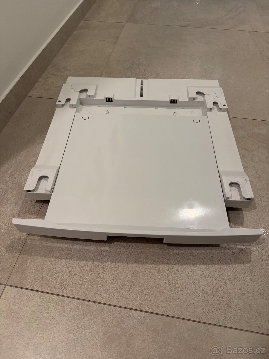 Mezikus k pracce a susicce AEG