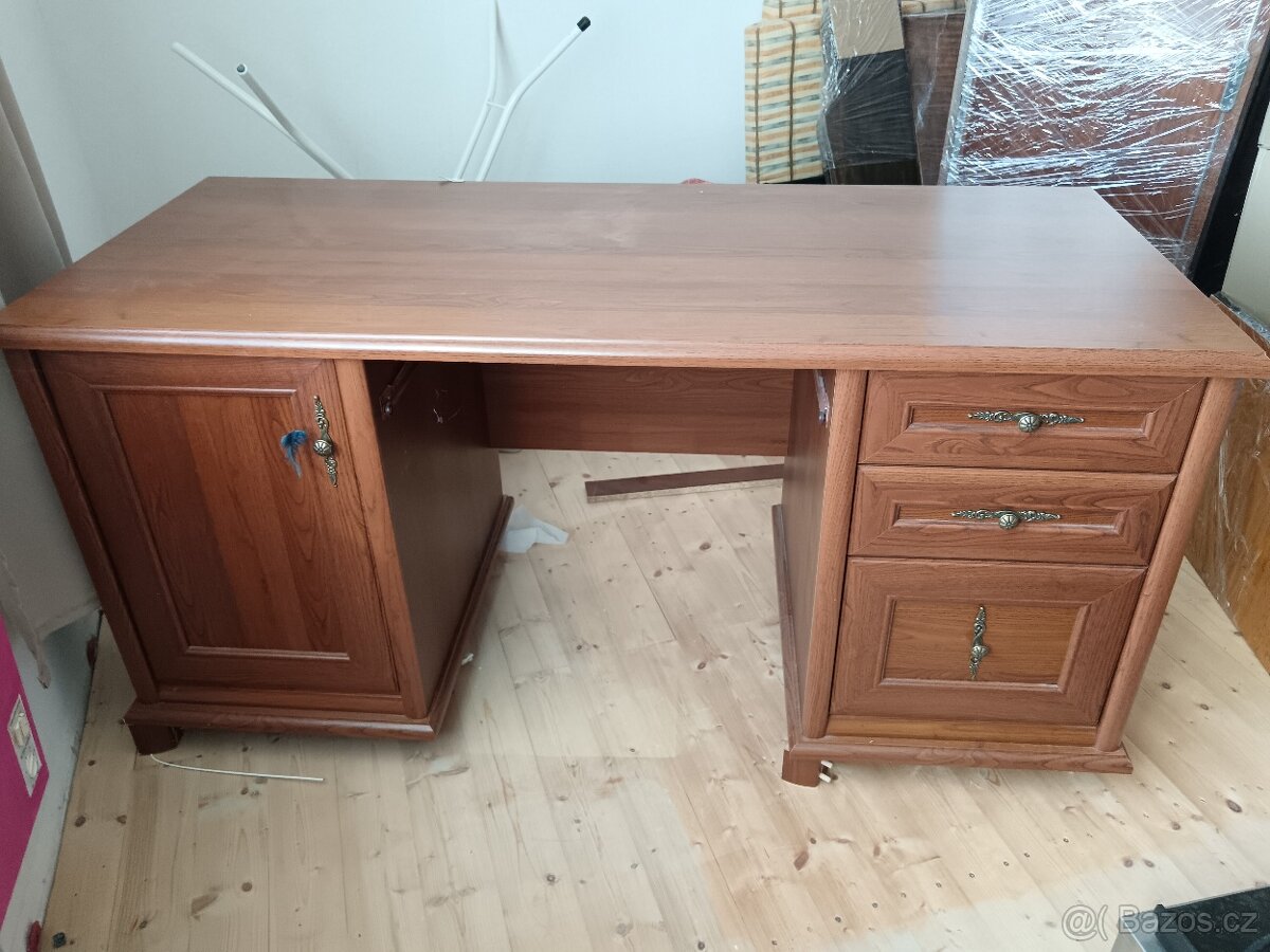 Komoda, postel, stůl