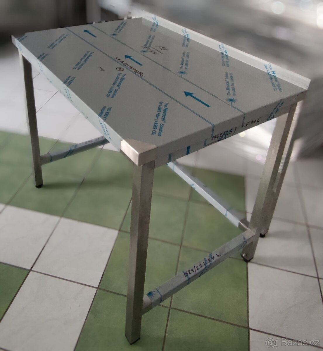 Přístěnný nerezový stůl se zadním lemem