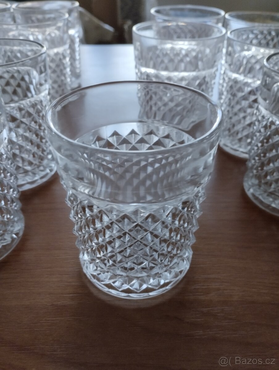 retro skleničky z lisovaného skla zvané whiskovky