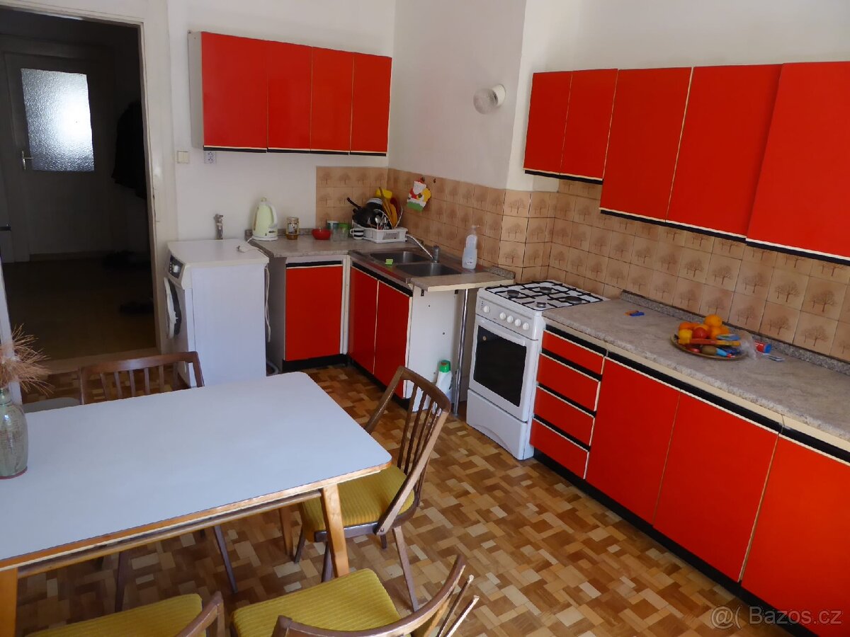 Zdarma retro kuchyňské červené skříňky