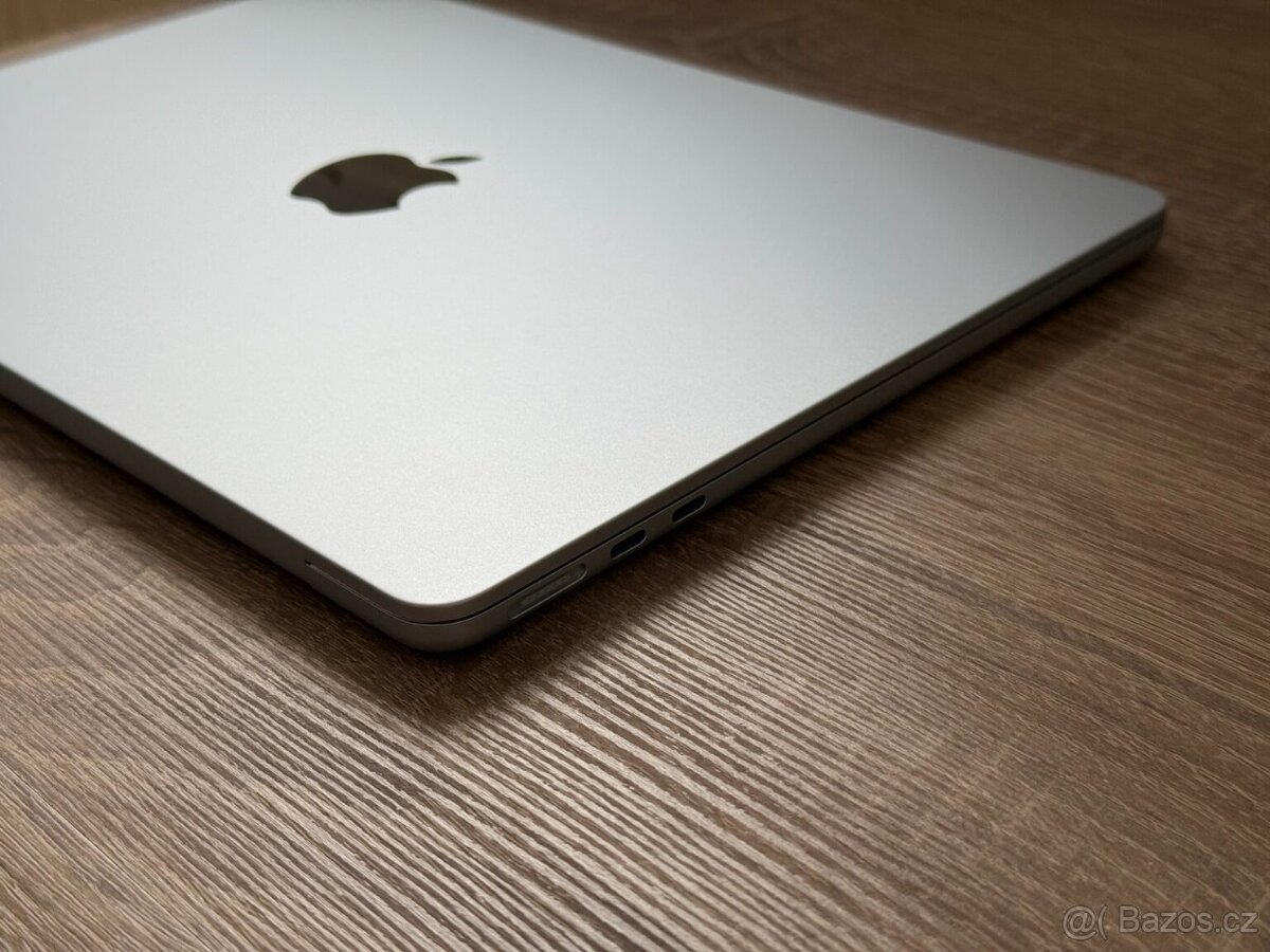 Macbook Apple M4 chip 16GB LPDDR5 RAM 256GB solid-state disk