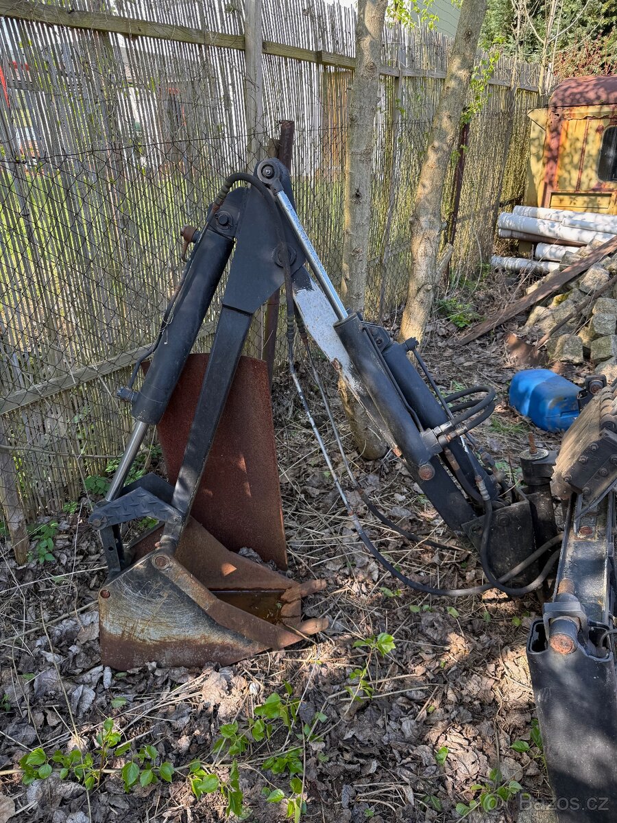Rypadlová lžíce s hydraulikou