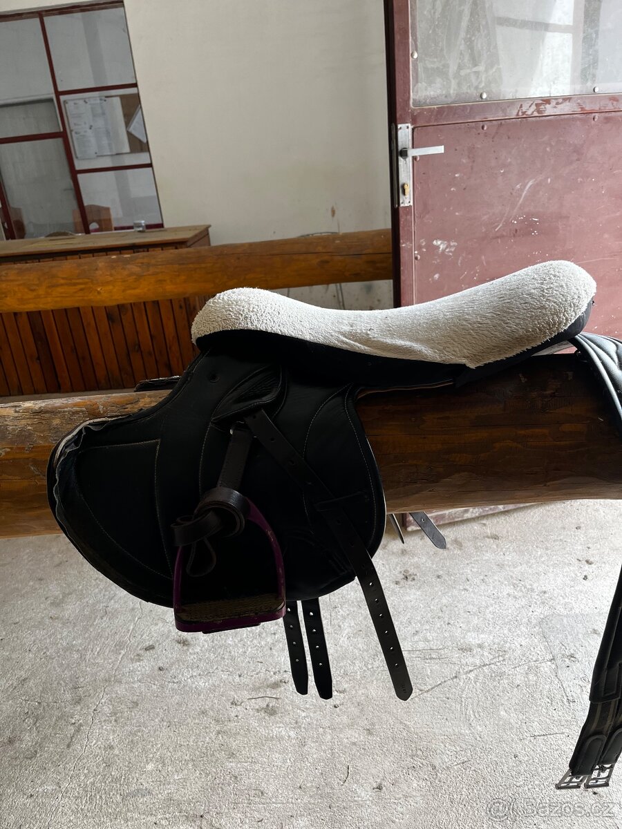 Pracovní dostihové sedlo