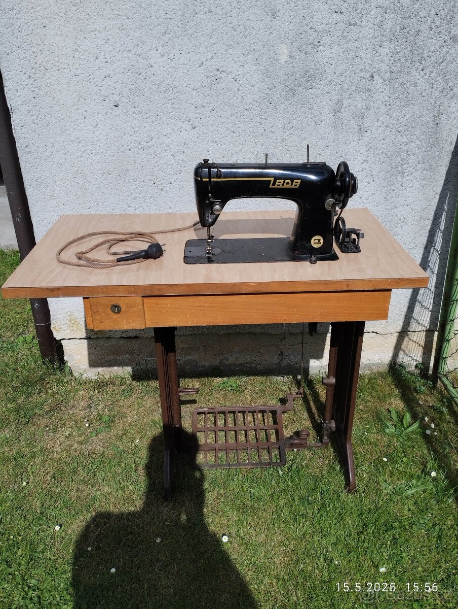 Šicí stroj Lada 222