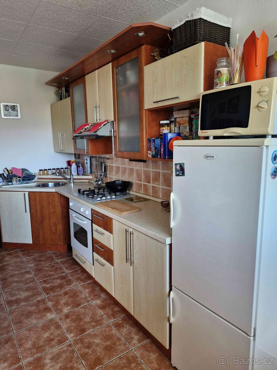 Starší kuchyně s přístroji za odvoz