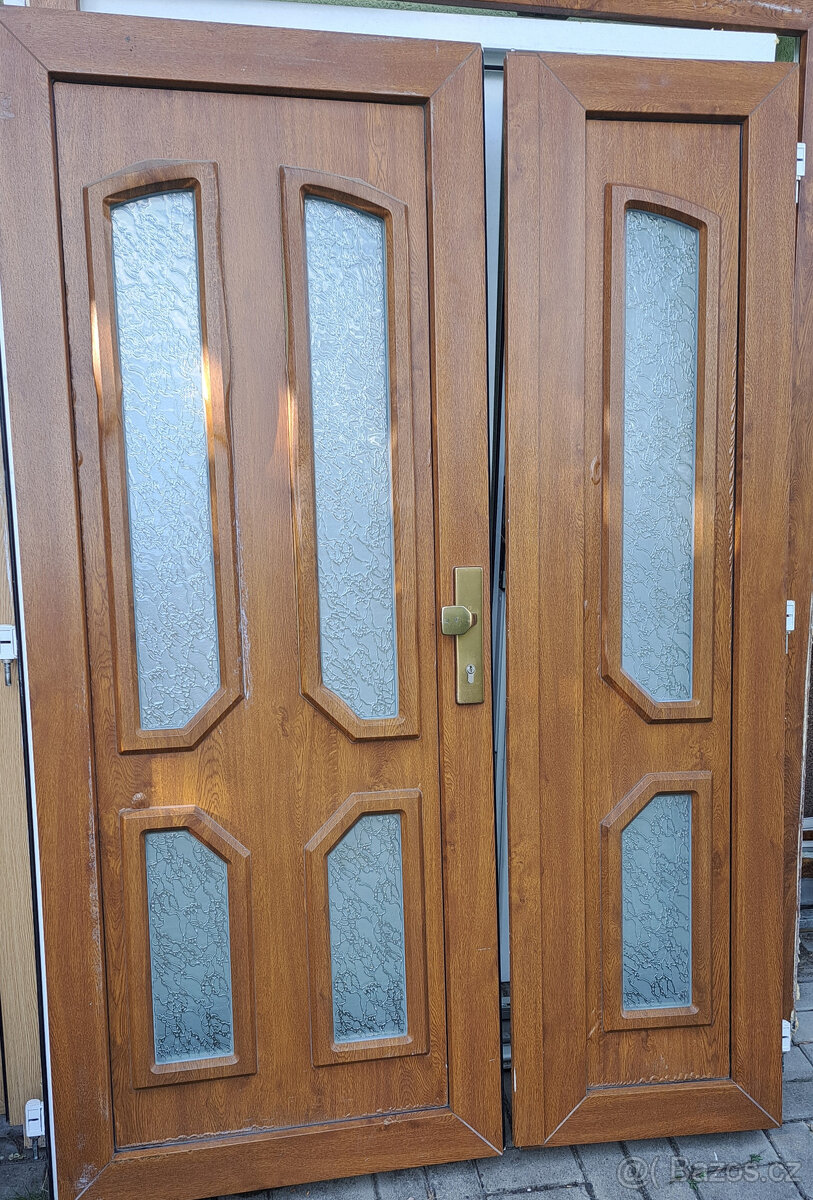 Vchodové dveře plastové dvoukřídlé zlatý dub š.151x212v.