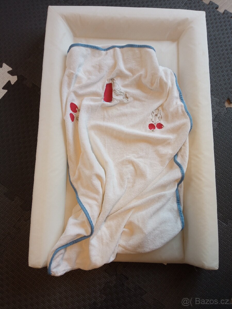 Přebalovací podložka s potahem