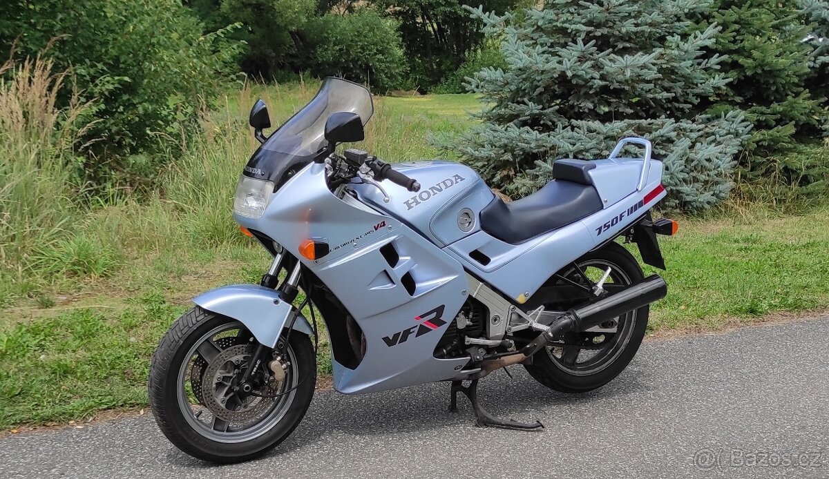 Honda VFR 750 F RC24
