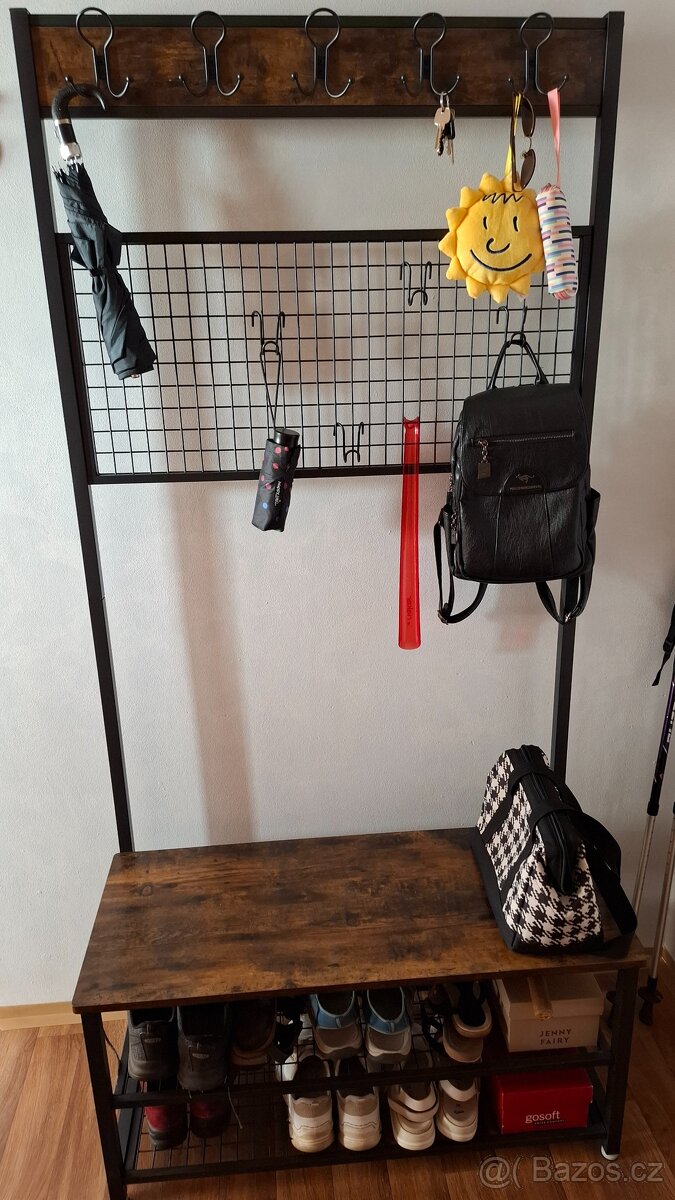 Věšák s botníkem
