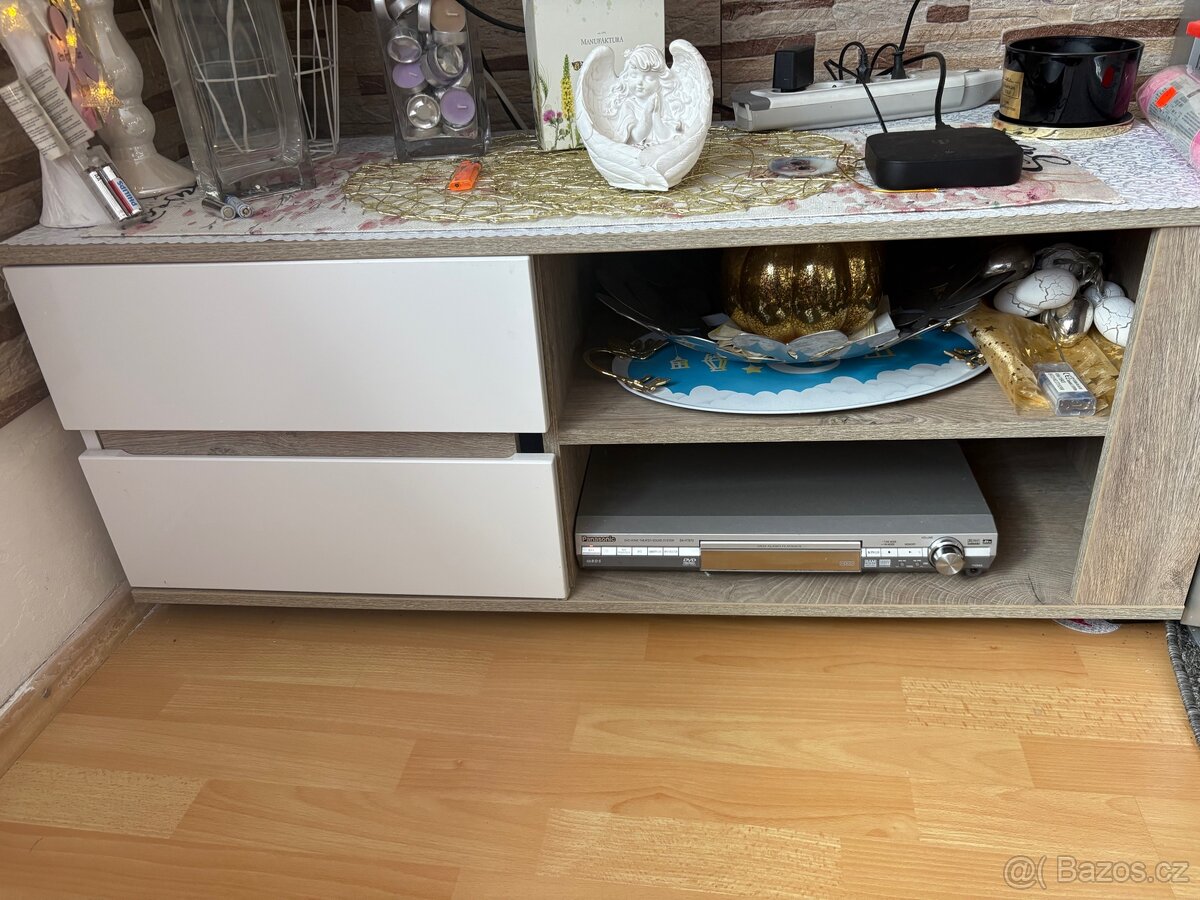 Tv stolek bily lesk