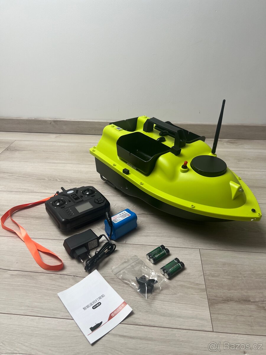 Zavážecí loďka s GPS – tříkomorová