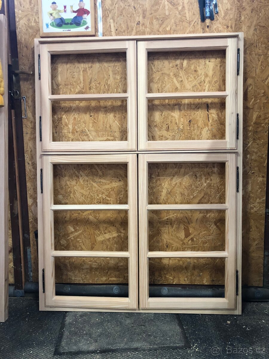 Rámová modřínová okna.