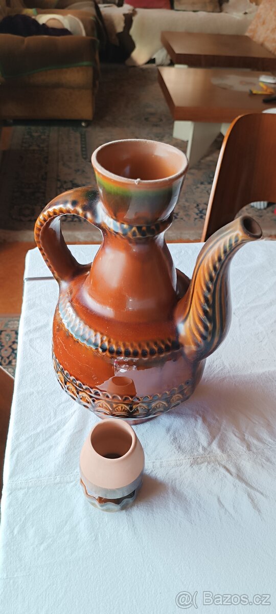 Keramická konvice s víkem