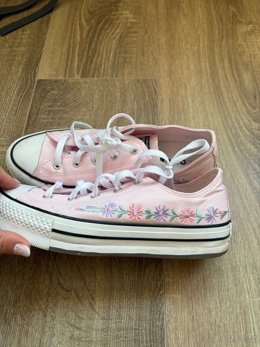 Converse pink