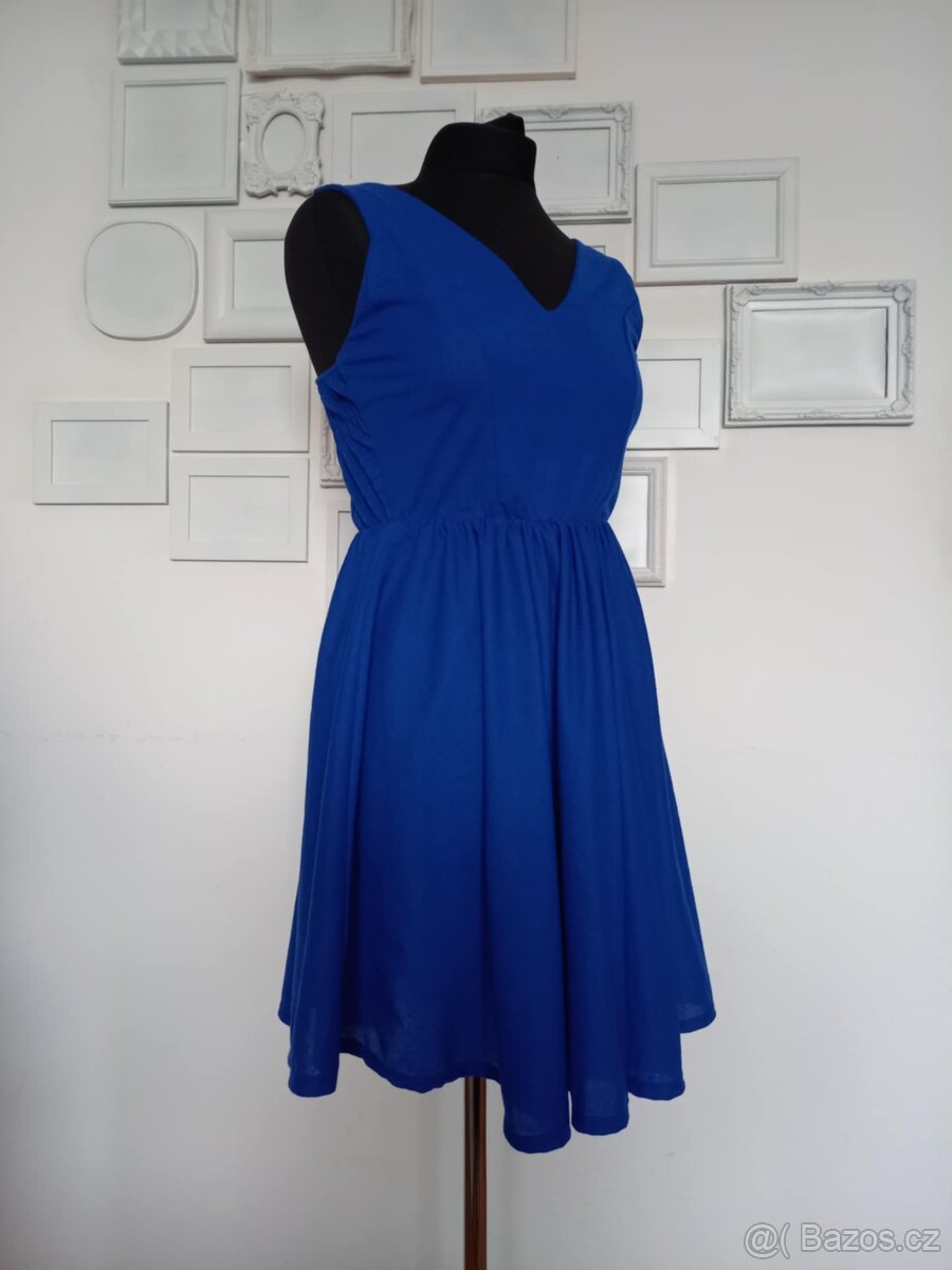 Zářivě modré šaty