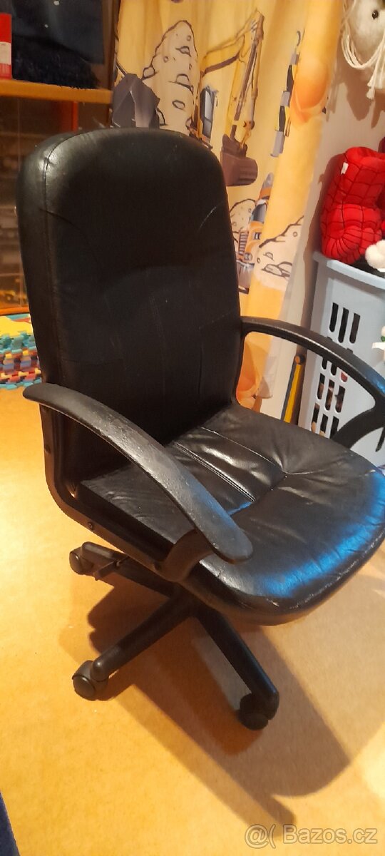 Kancelářská židle stará zdarma