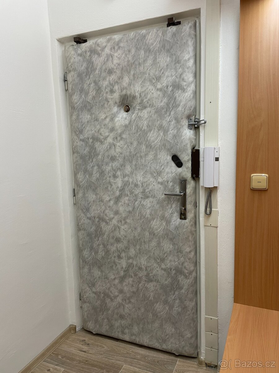 Vchodové protipožární dveře do bytu 80 L - ATRA