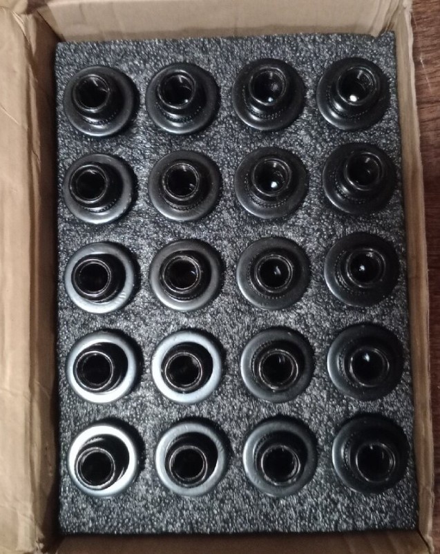 Matice kol M12x1,5. Černé, rovná dosedací plocha disků.