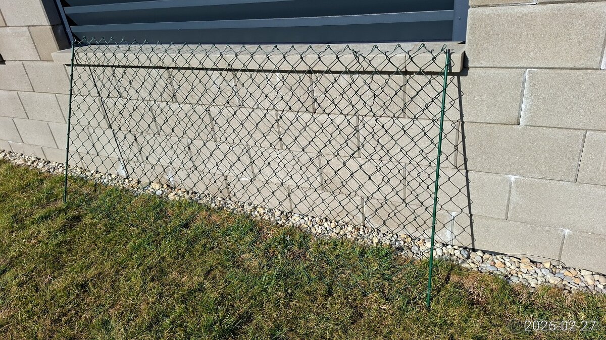 Dílce pletiva z plotu