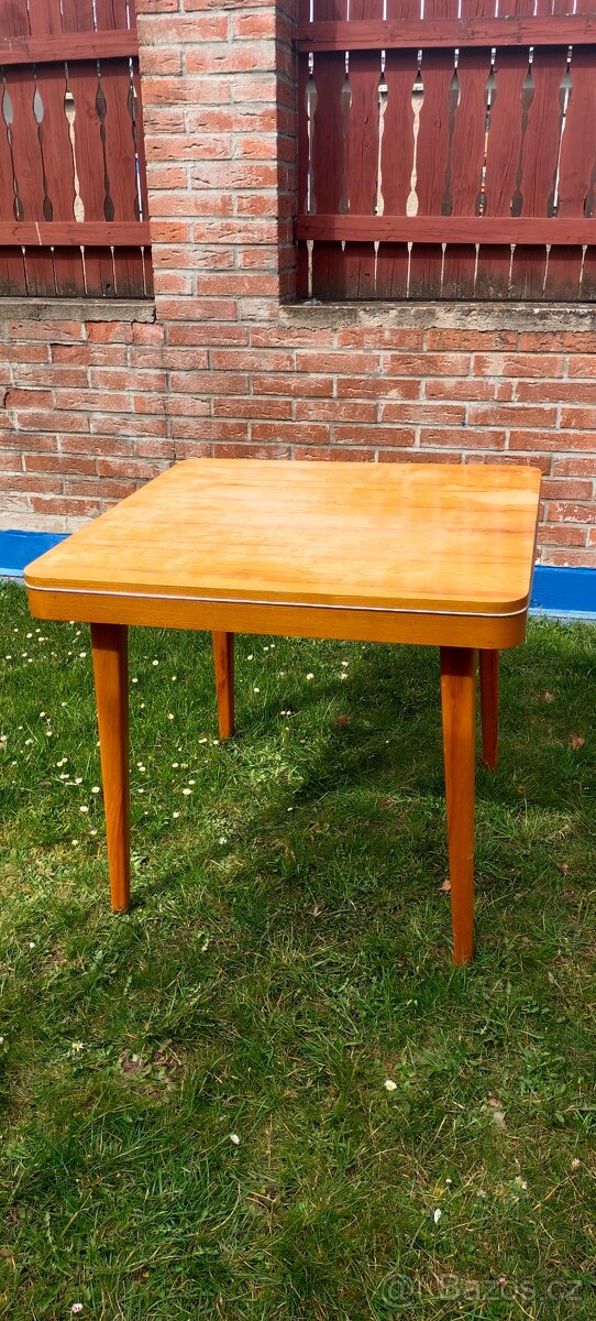 Dřevěný rozkládací stůl 85,5 cm x 85,5 cm