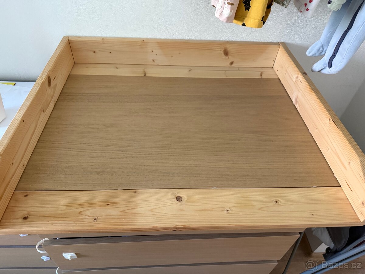 Nástavec na přebalovací pult
