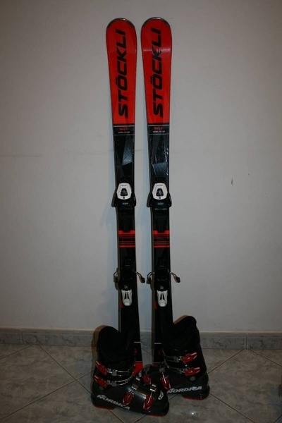 švýcarské lyže stockli Worldcup 140 cm , lyžáky