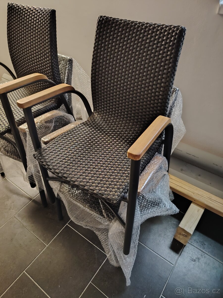 Nový zahradní nábytek.
