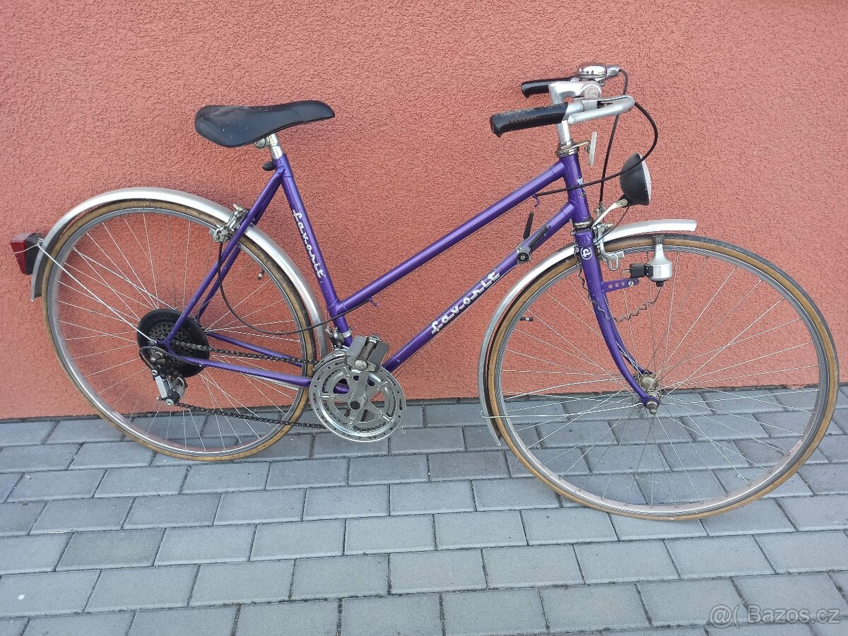 Starší dámské kolo Favorit.