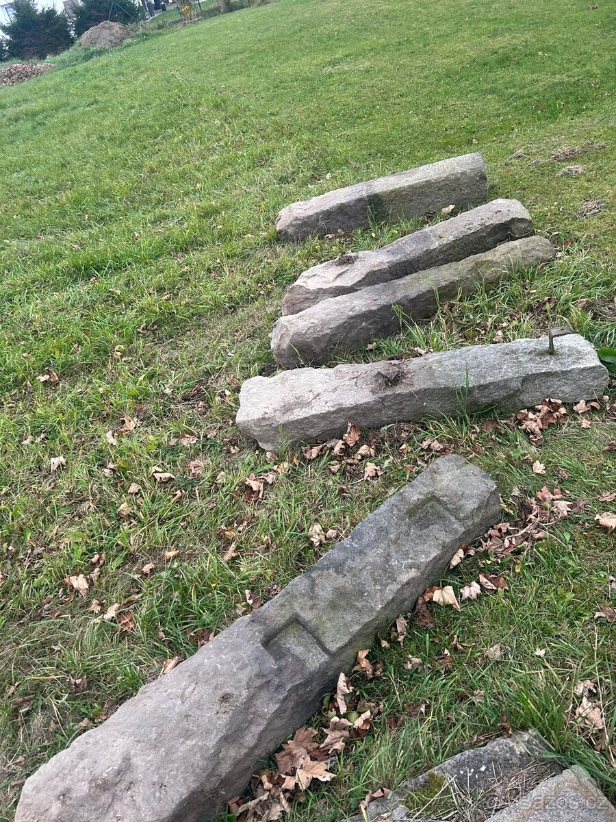 Kamenné sloupky a kamenná dlažba