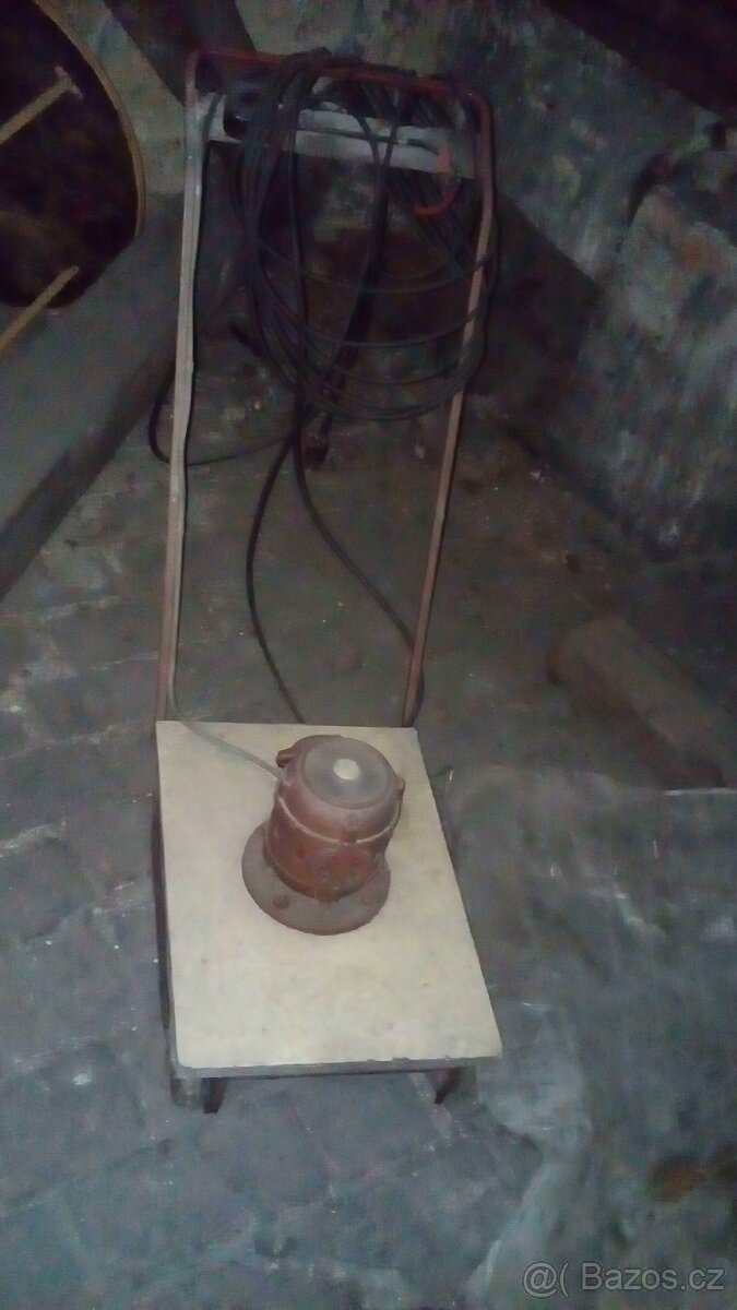 Stará sekačka s motorem škoda.