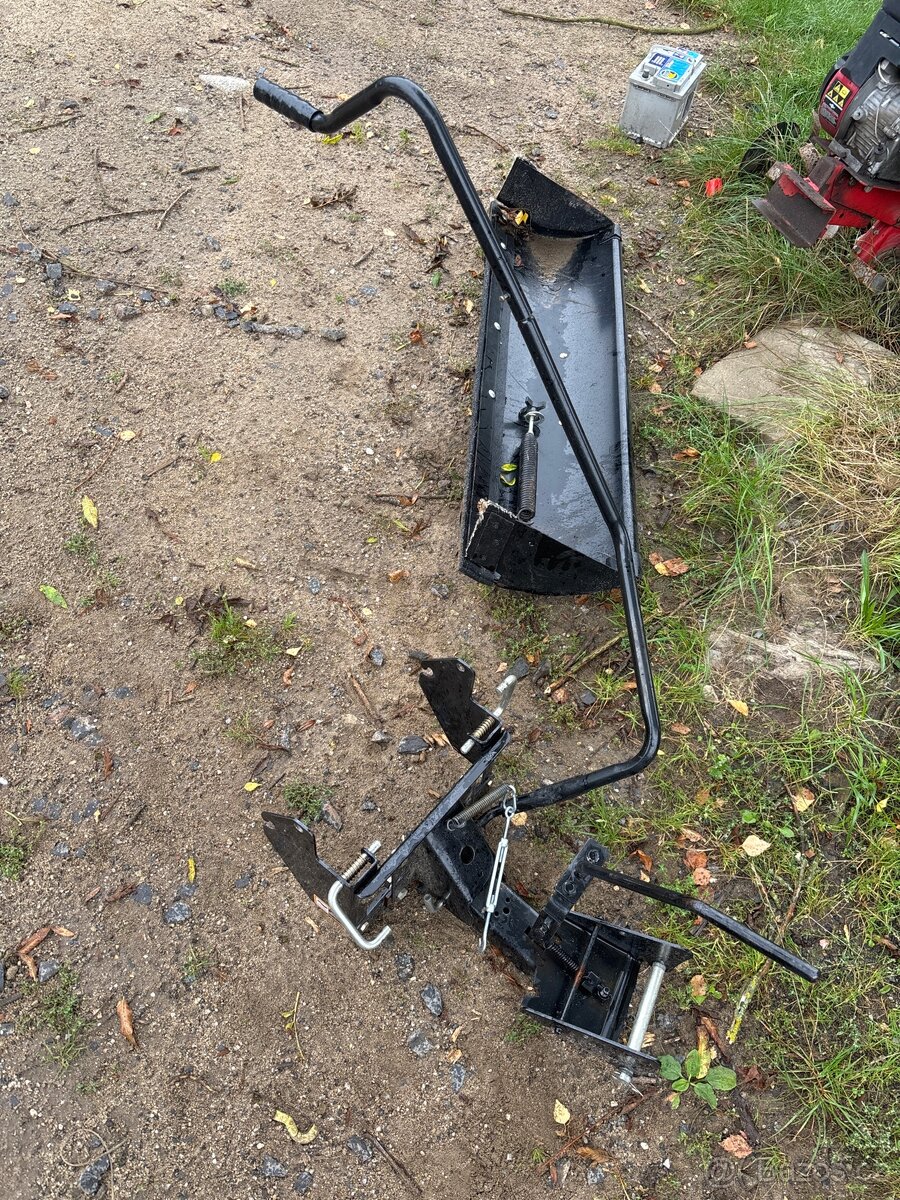 Zahradní traktůrek radlice na sníh