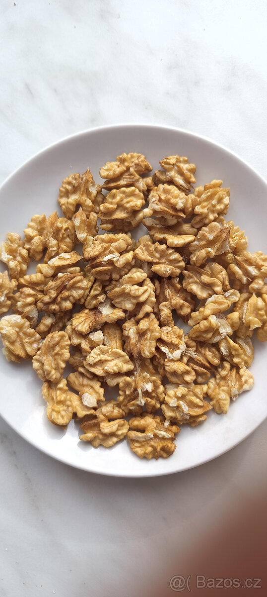 Loupané vlašské ořechy - - viz text