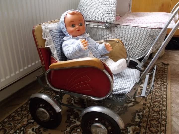 Kočárek pro panenky s panenkou