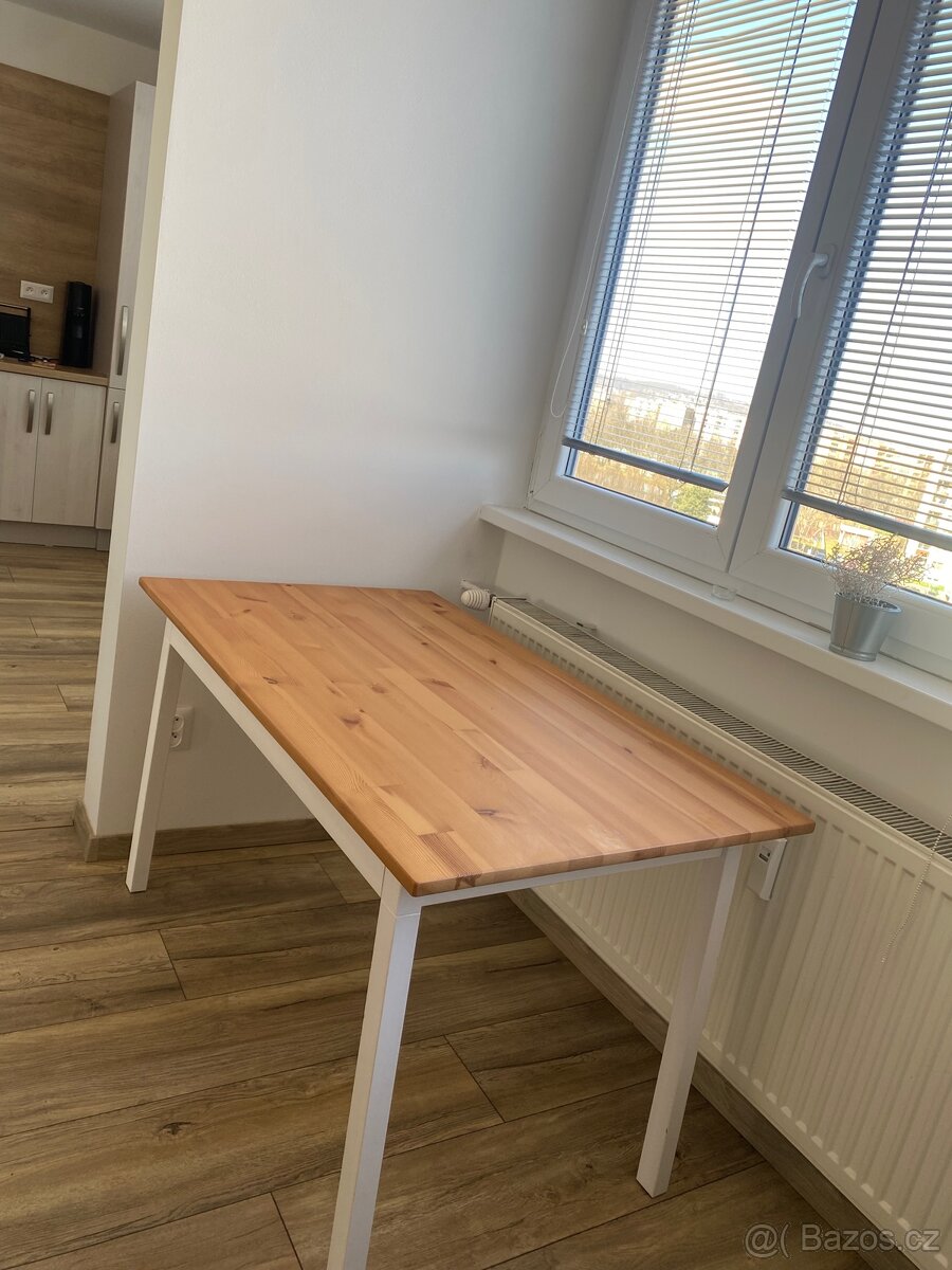 Jídelní stůl