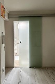 Celoskleněné mléčné posuvné dveře