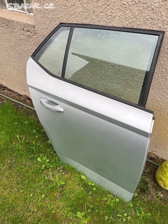 Prave zadní dveře Fabia III hatchback stříbrná ,kompletní dv
