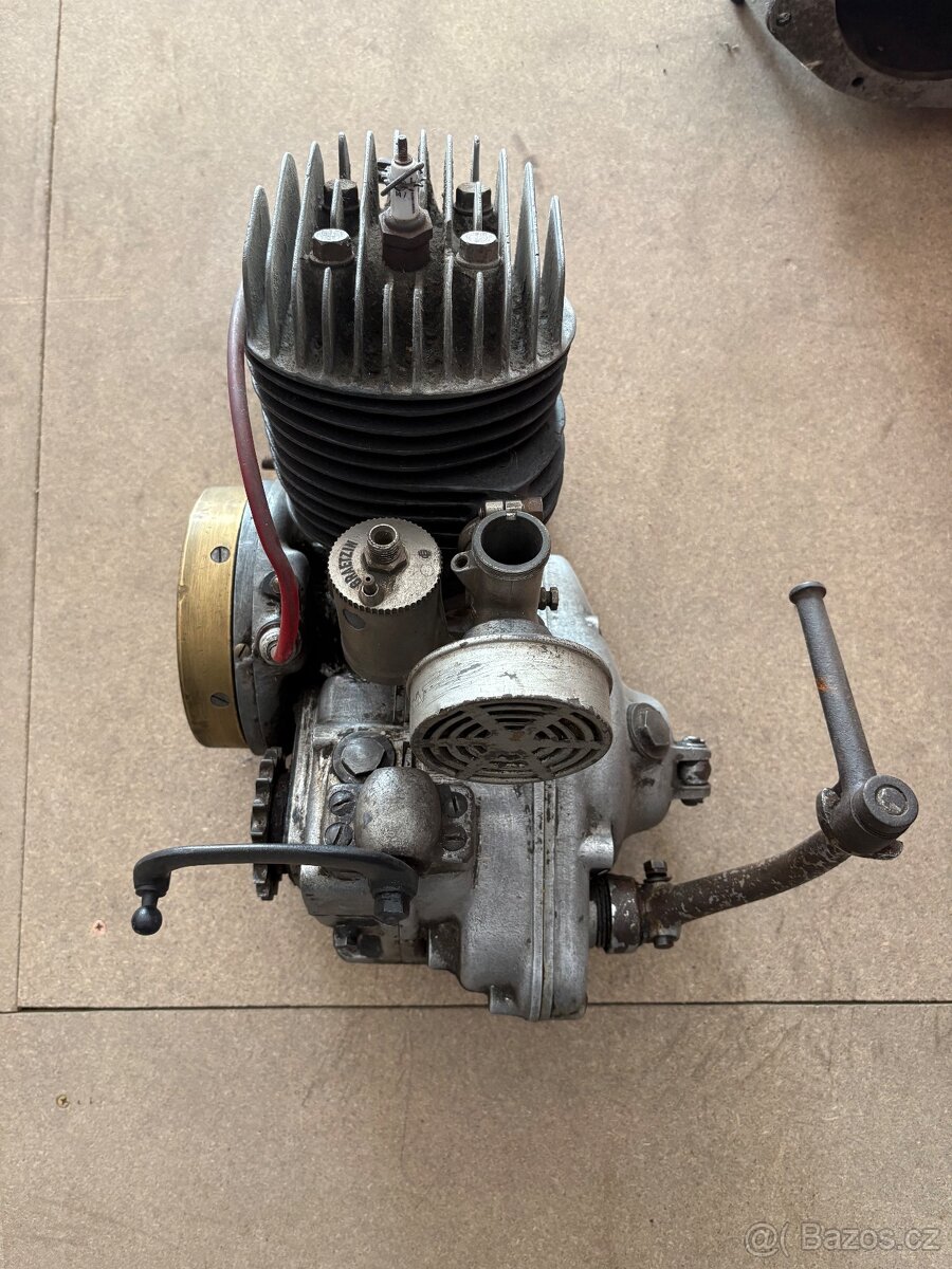 Motor s karburaci CZ
