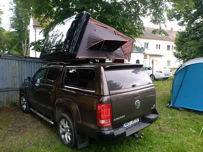 Skořepinový stan na auto