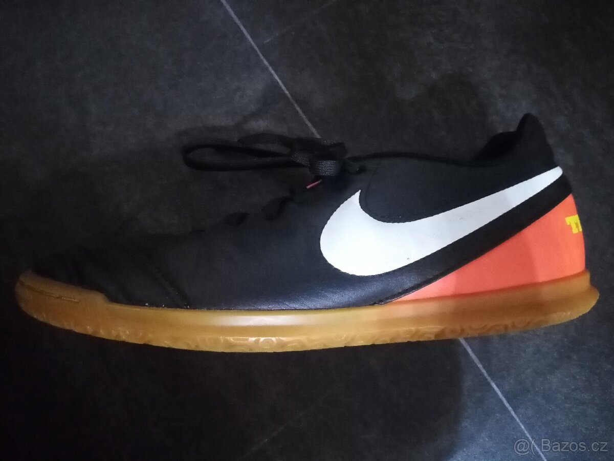 SÁLOVKY NIKE 41