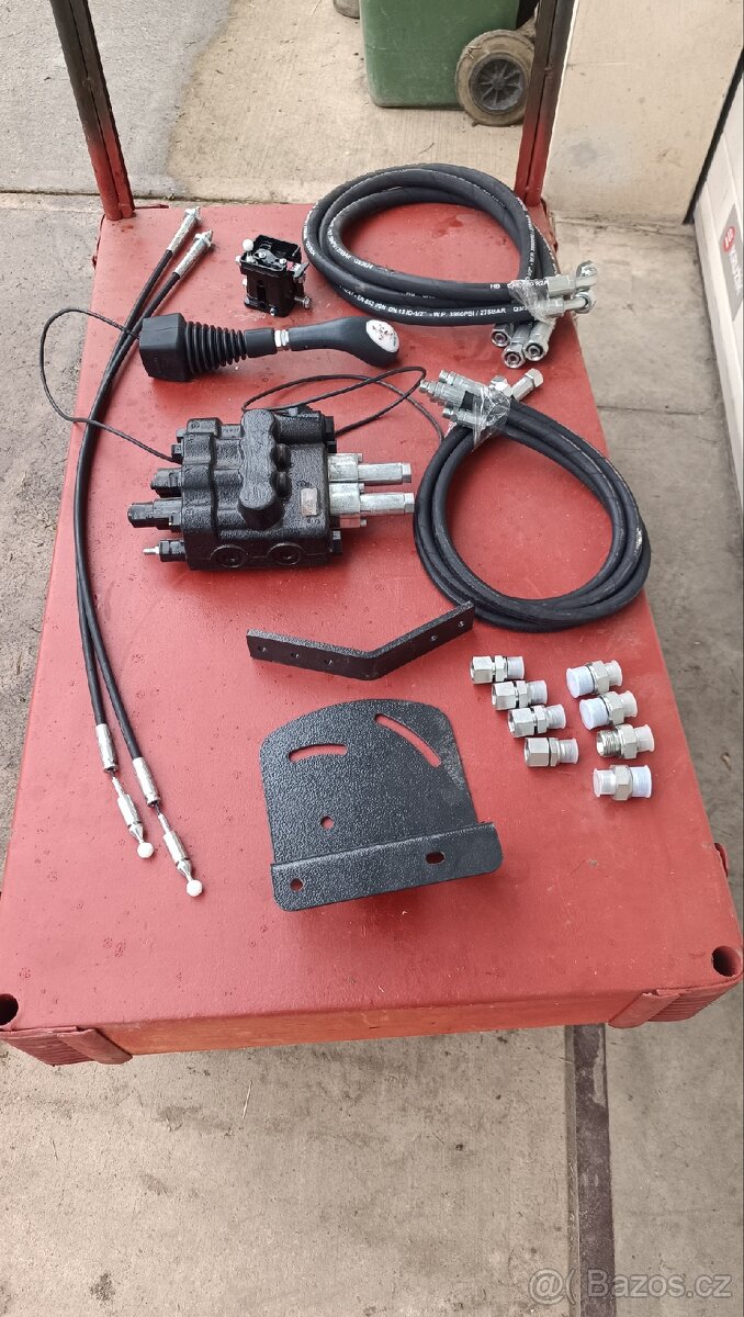 Hydraulický rozvaděč pro čelní nakladač