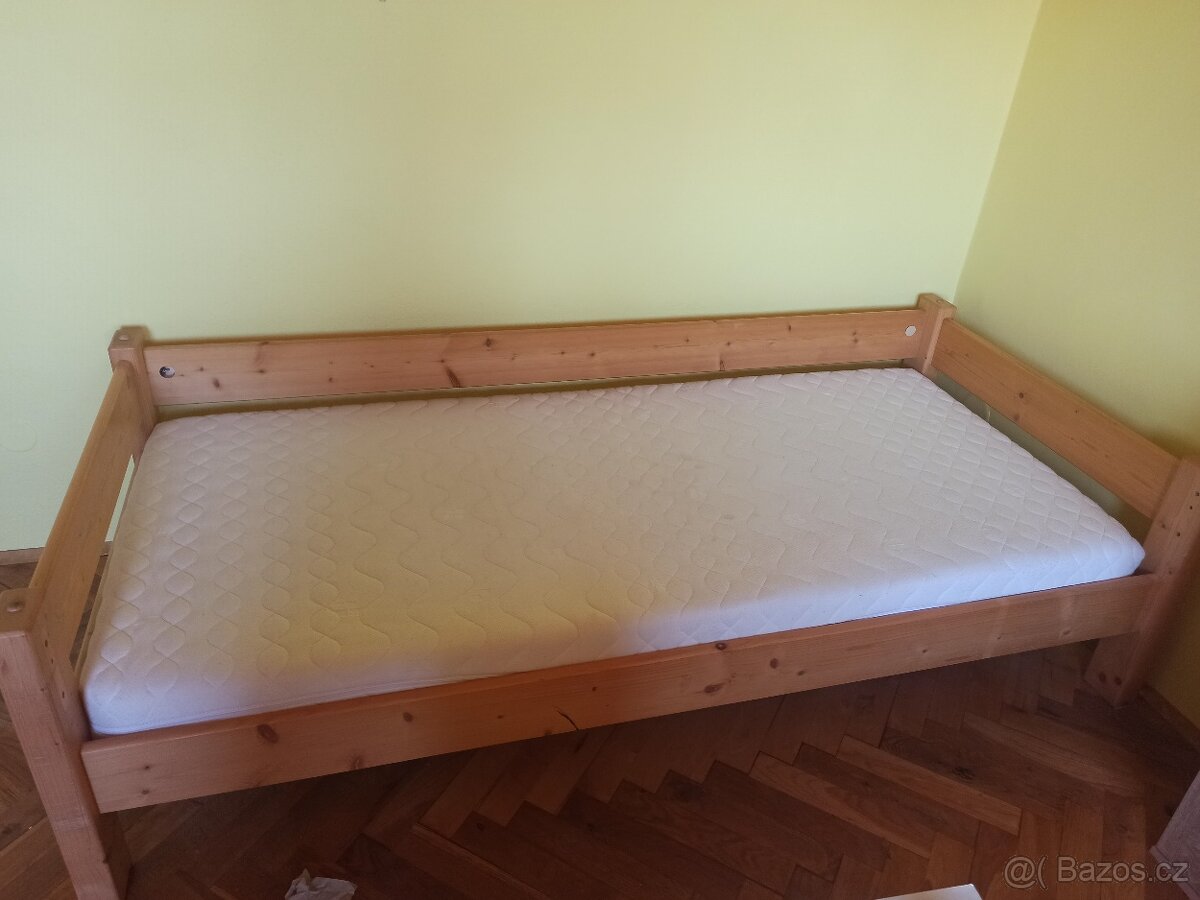 Zvýšená postel se schůdky