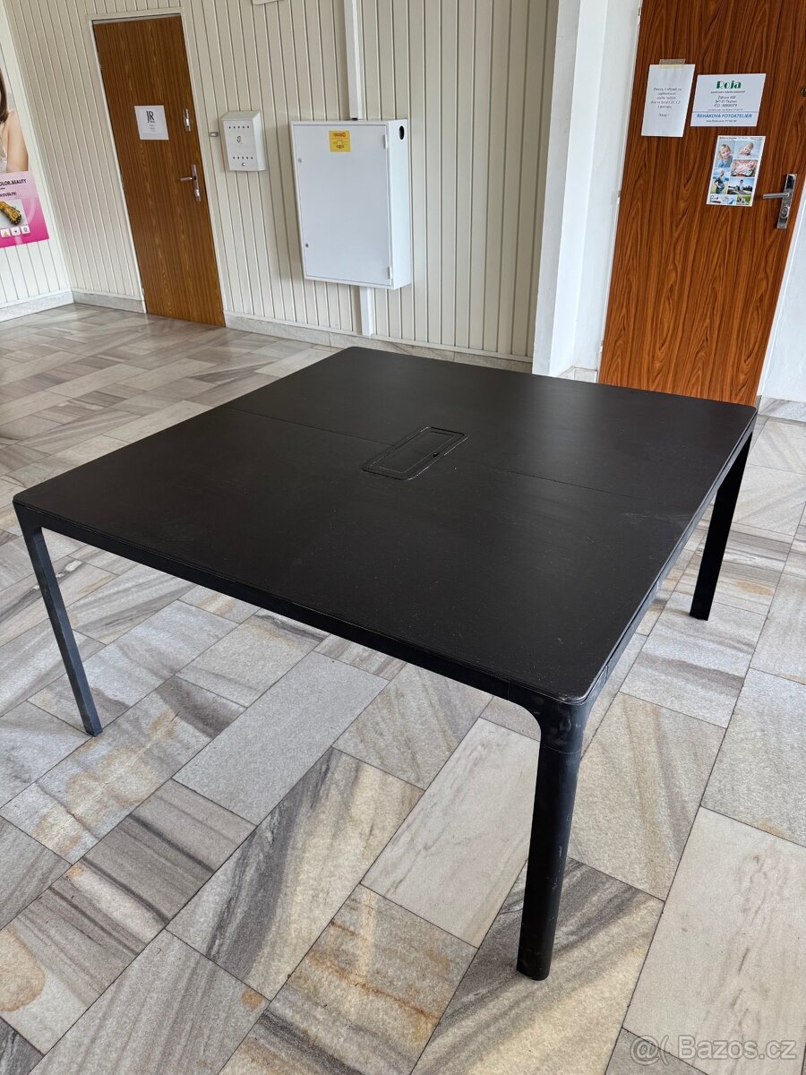 Prodám konferenční stůl IKEA BEKANT / MITTZON – černý